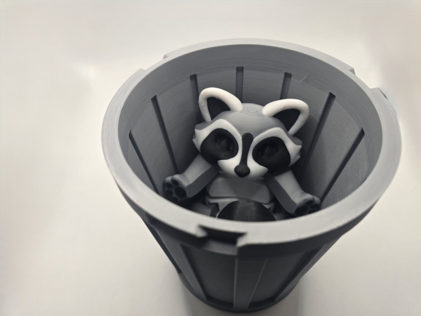 Giant Racoon and Trash can - No Hands 3d